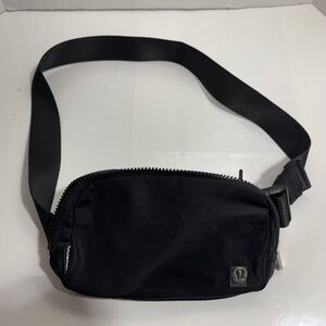 lululemon Everywhere Black Crossbody Belt Bag 1L unisex NWOT